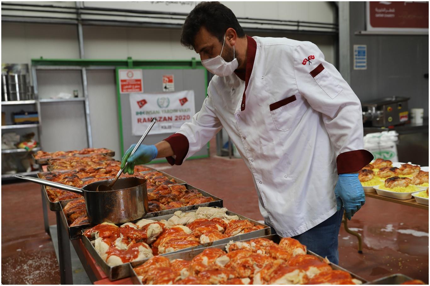 Kilis'te bin 500 yetim aileye iftariye verilip çocuklara oyuncak dağıtıldı